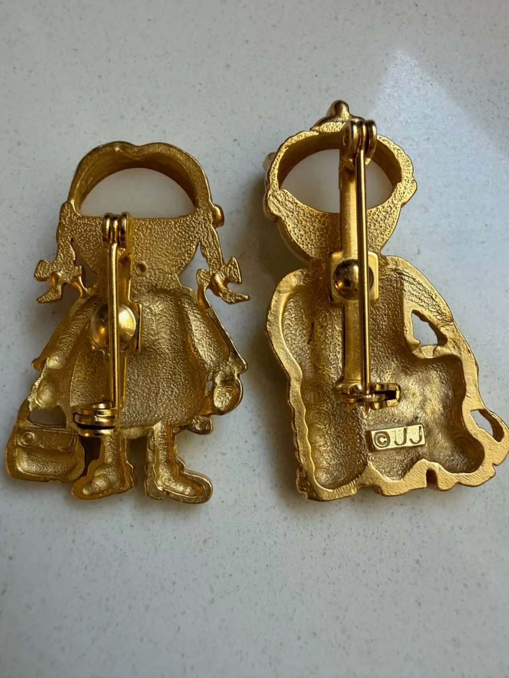 JJ Jonette Vintage Gold Tone Pearl-Faced Girl & Boy with Dog Brooch Set - Picture 5 of 5